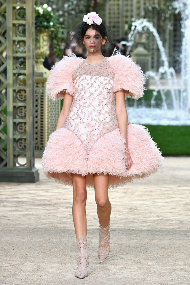Kaia Gerber faz sua estreia na alta-costura e desfila para a Chanel - Foto: Getty Images