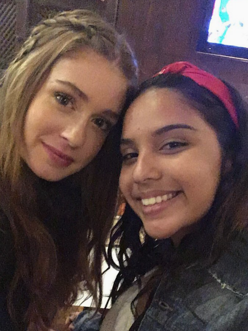 Marina faz selfie com a fã, amanda, após Tweet - Foto: Reprodução