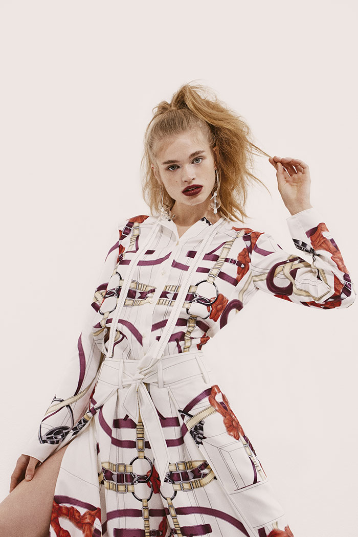 Ella Hope Merryweather (EliteNY) usa camisa e saia estampadas, ambas Hermès. Styling Morgane Nicolas 