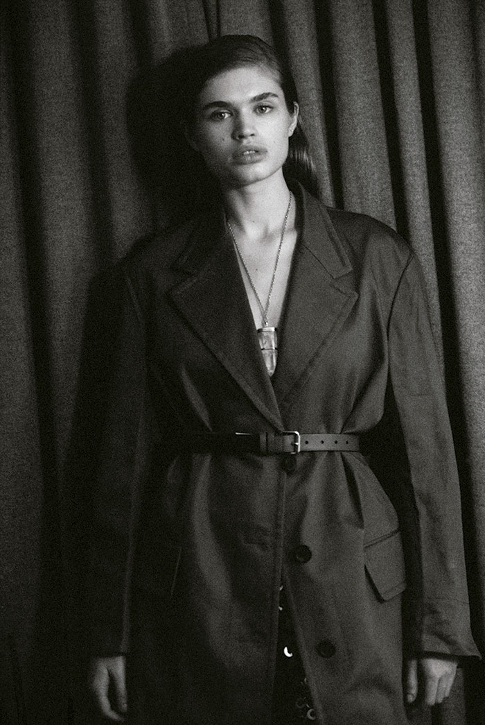 Blazer de sarja, shorts de paetês e cinto Prada. Styling de Davide Marello