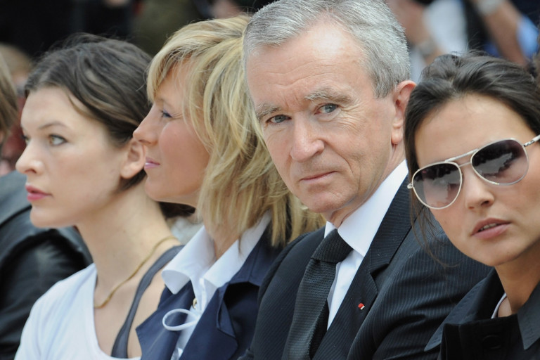 Bernard Arnault assiste ao desfile da Louis Vuitton, em 2009 - Foto: Getty Images
