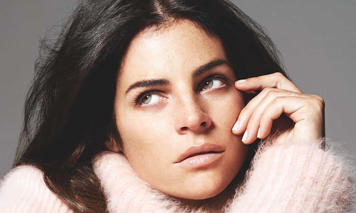 Aos 37 anos, Julia Restoin Roitfeld inspira muitas mães com seu lifestyle