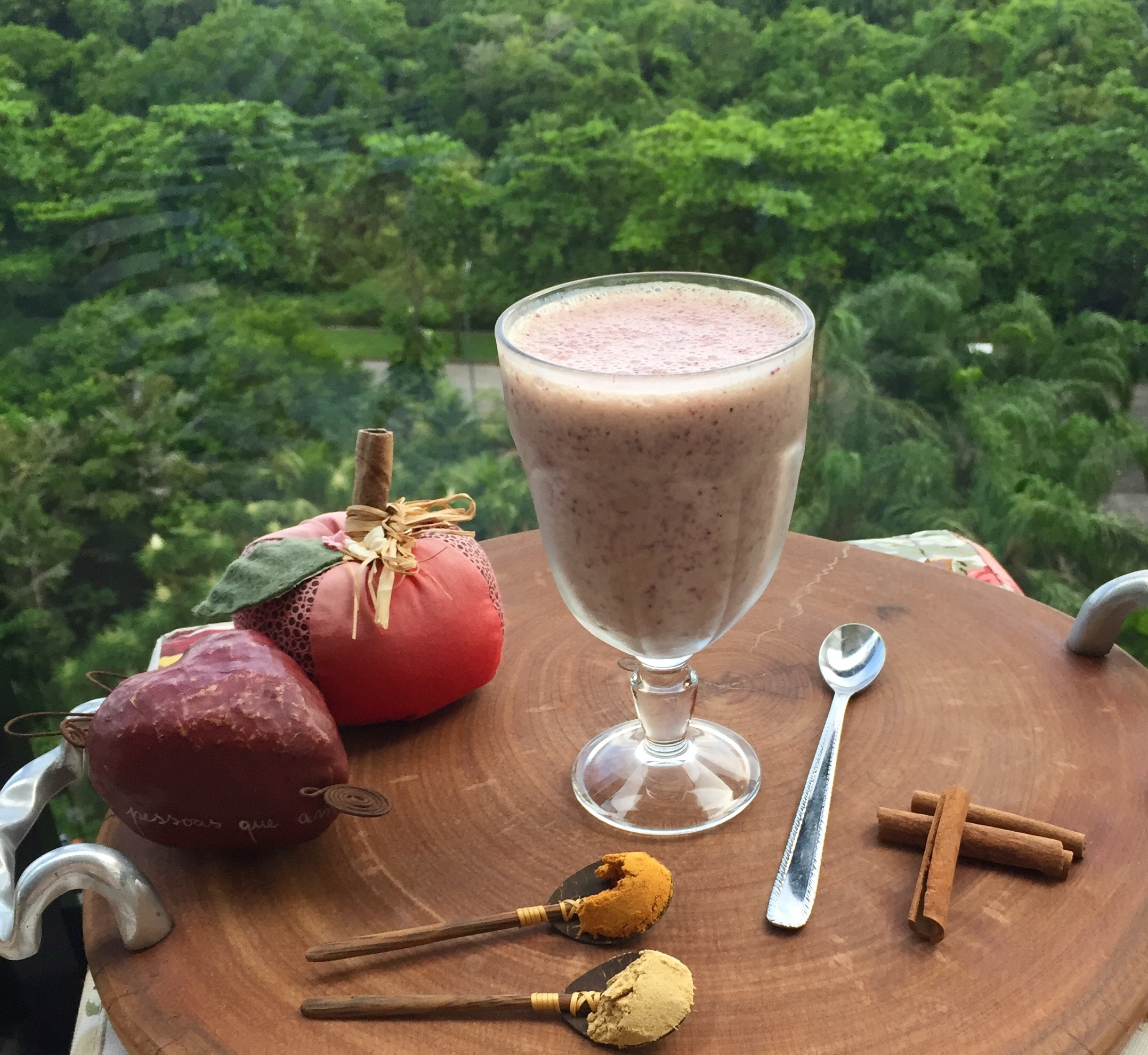 Vitamina de Leite Dourado com mirtilo