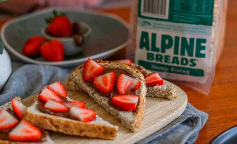 Pãozinho de maconha com creme de avelã e morangos - Foto: Reprodução/Instagram
