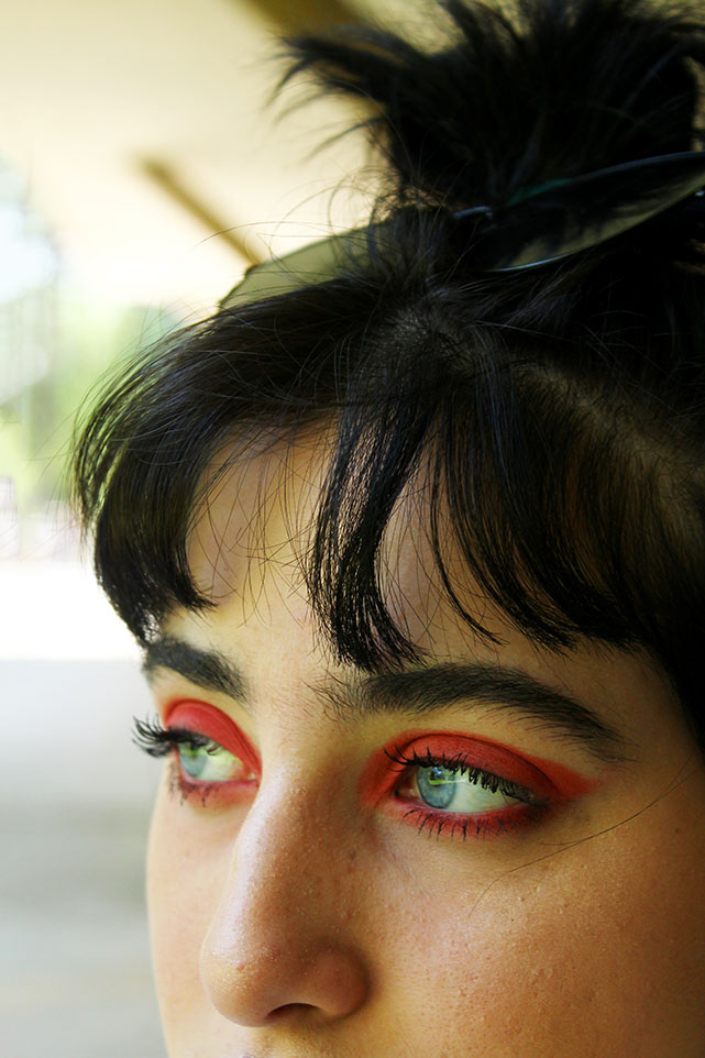 Bianca Leiva mostra como usar o vermelho nos olhos - Foto: Karla Brito