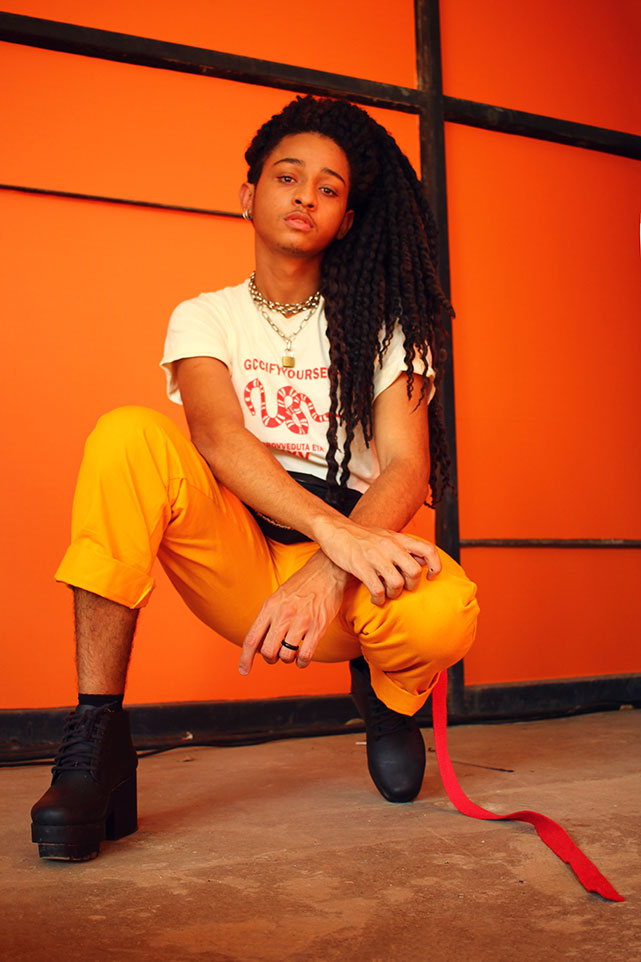 A calça laranja de Wesley Kennedy - Foto: Karla Brito