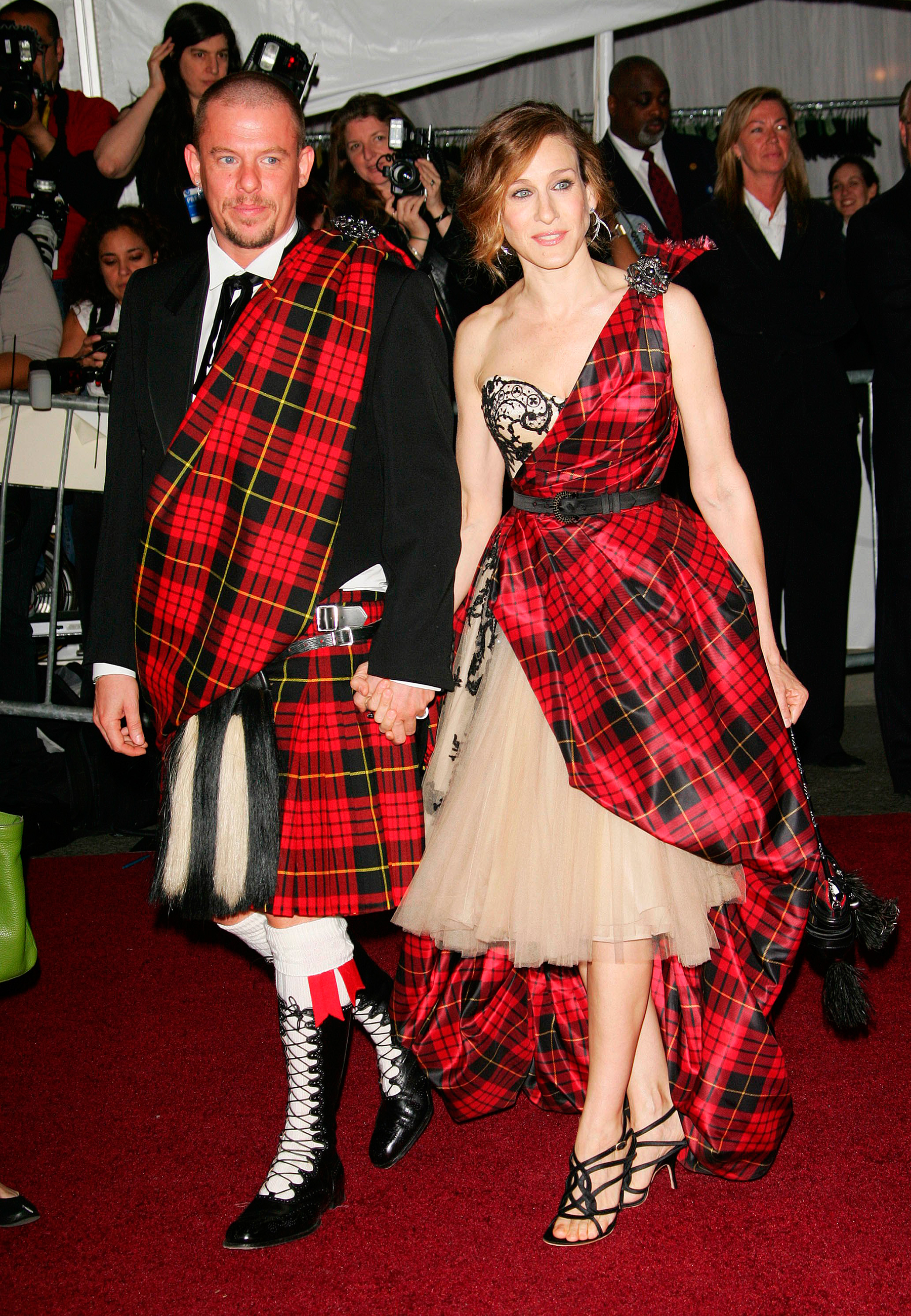 Sarah Jessica Parker com Alexander McQueen, em 2006 - Foto: Getty Images