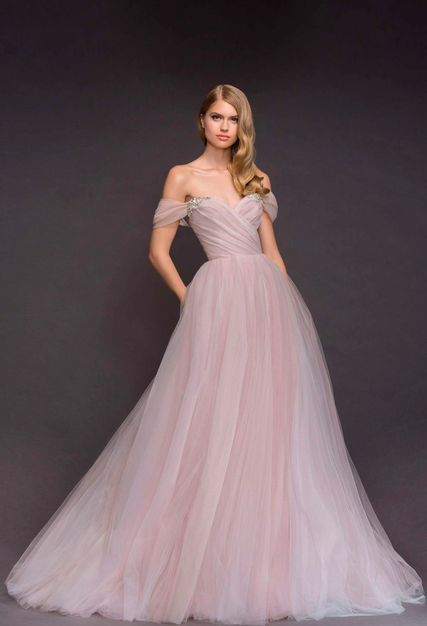 Blush by Hayley Paige: com decote ombro a ombro que tem apliques de cristais - Foto: Divulgação