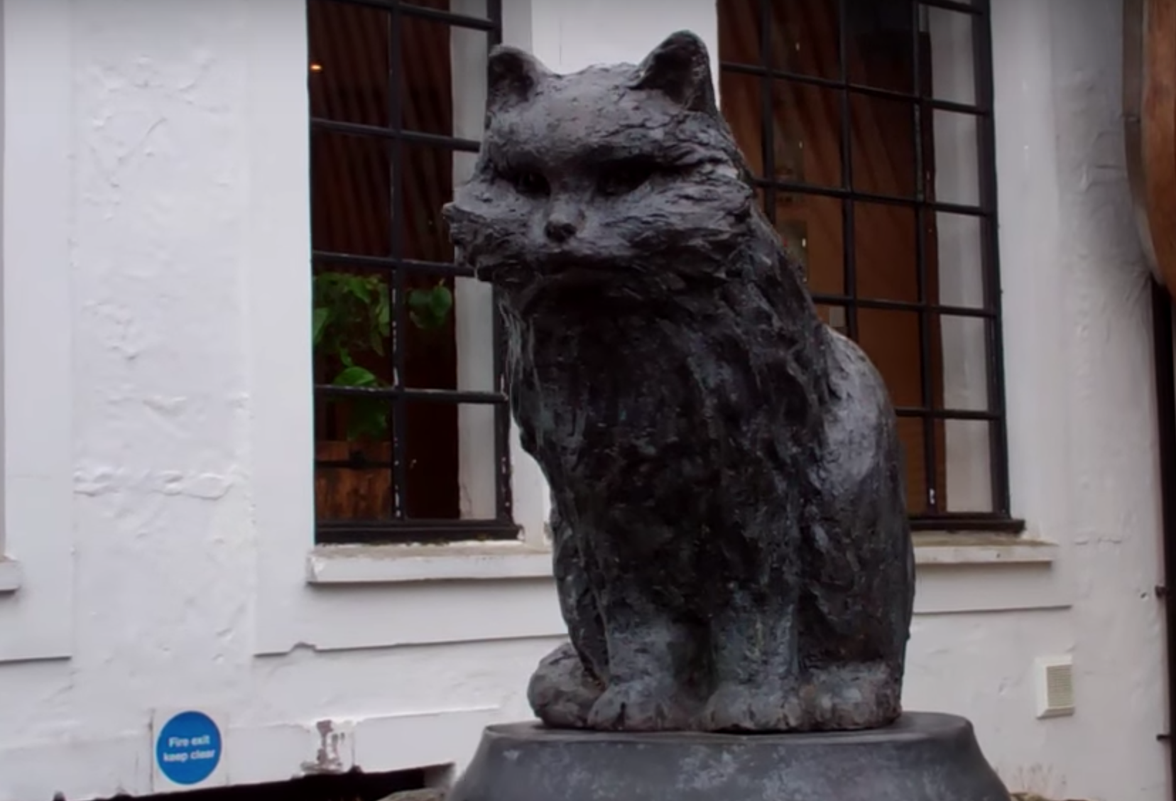 Busto de Towser, gata que atuou contra roedores durante 24 anos Foto: Reprodução/YouTube