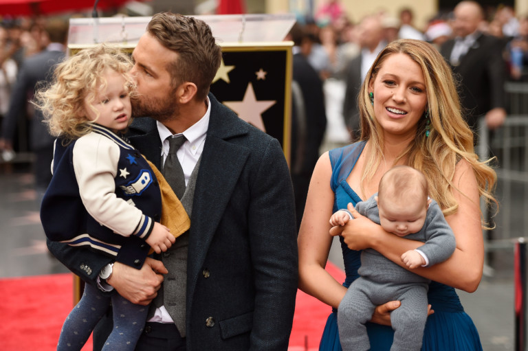 Ryan Reynolds com a família quando ganhou uma estrela na Calçada da Fama, em Hollywood - Foto: GettyImages