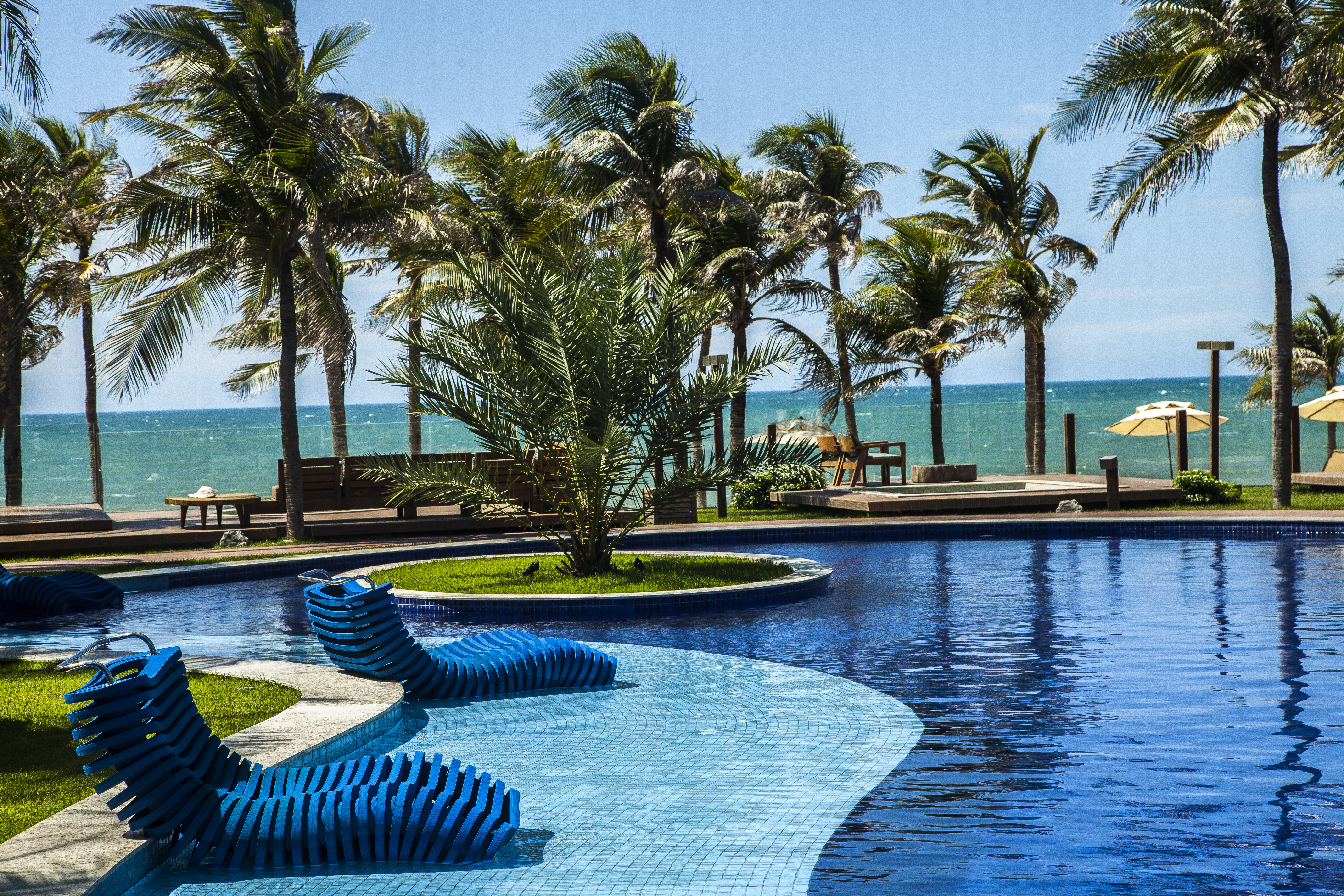 As cadeiras flutuantes e a enorme piscina em tons de azul são marcas registradas no Carmel Cumbuco e no Carmel Charme