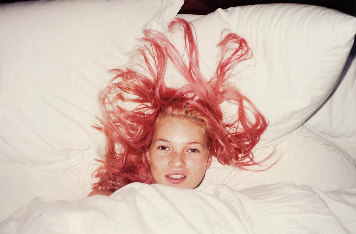 Juergen Teller amava fotografar seus amigos em situações íntimas, como a modelo Kate Moss de cabelo rosa - Foto: Divulgação