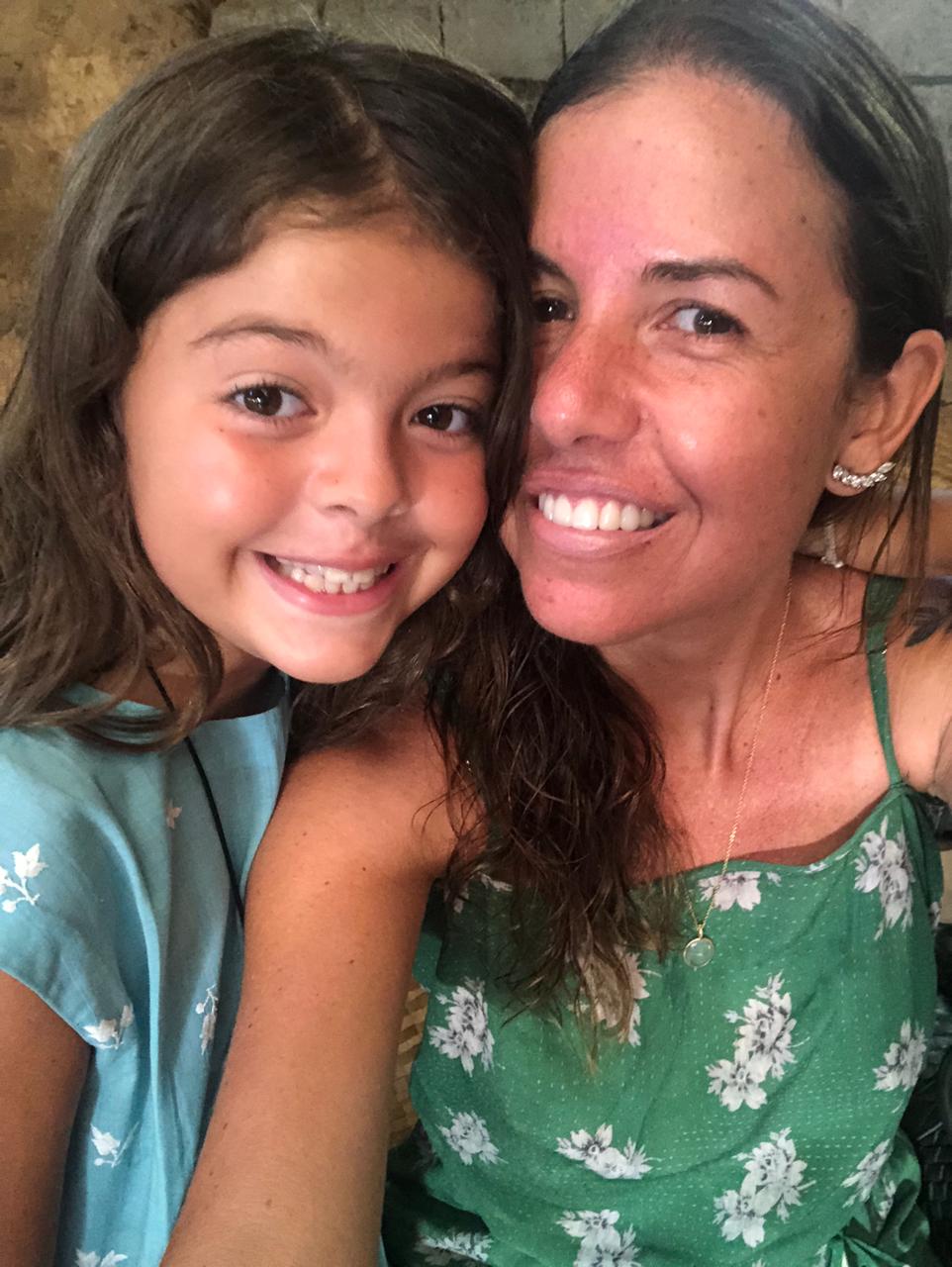 A chef Morena Leite e a filha Manu, de 8 anos, que estão há um ano em Bali por causa da escola sustentável