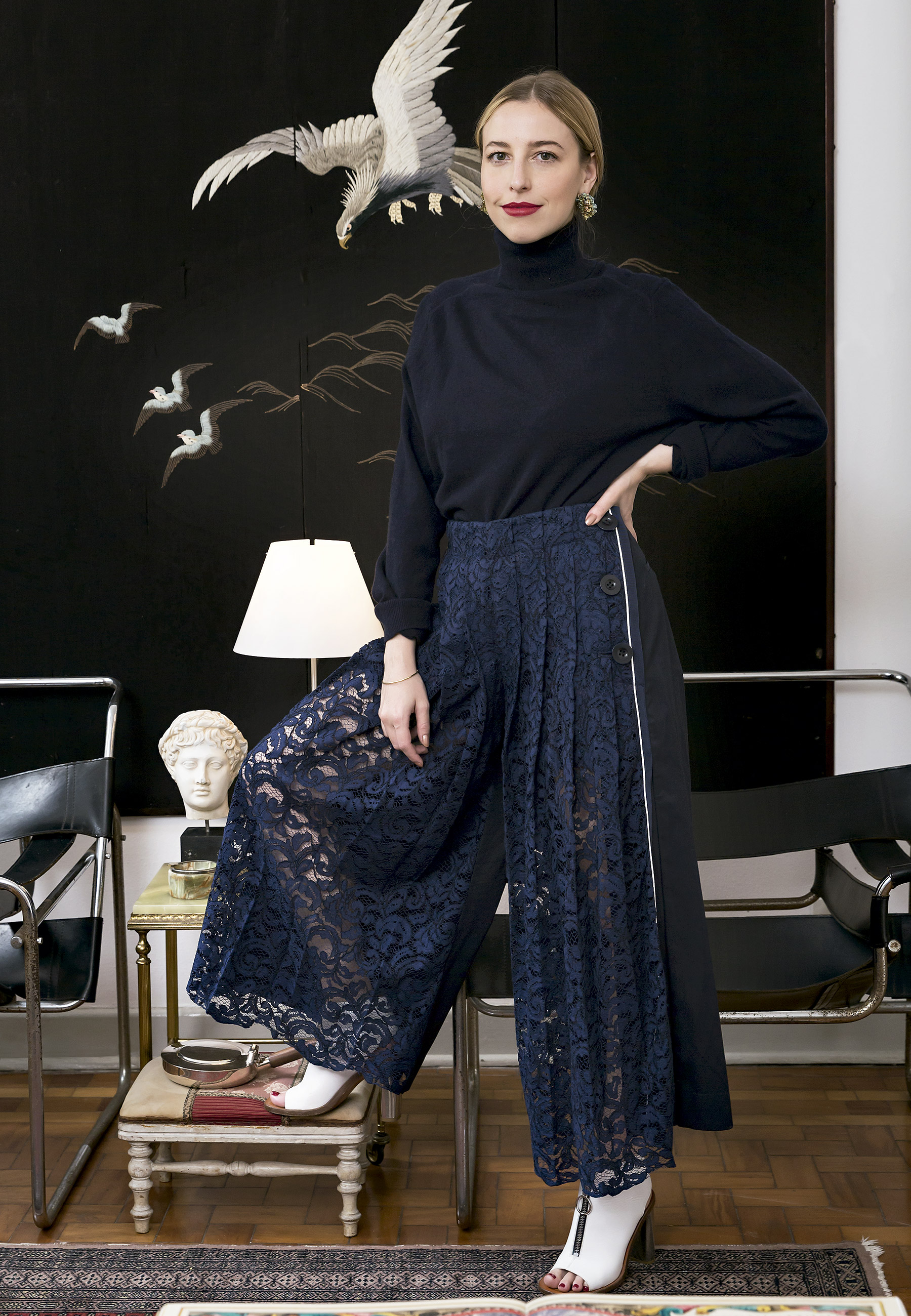 Stephanie Camargo usa blusa de seu acervo, calça Sacai, sapatos Céline e brincos Struktura - Foto: Vinicius Postiglione, com edição de moda de Rodrigo Yaegashi