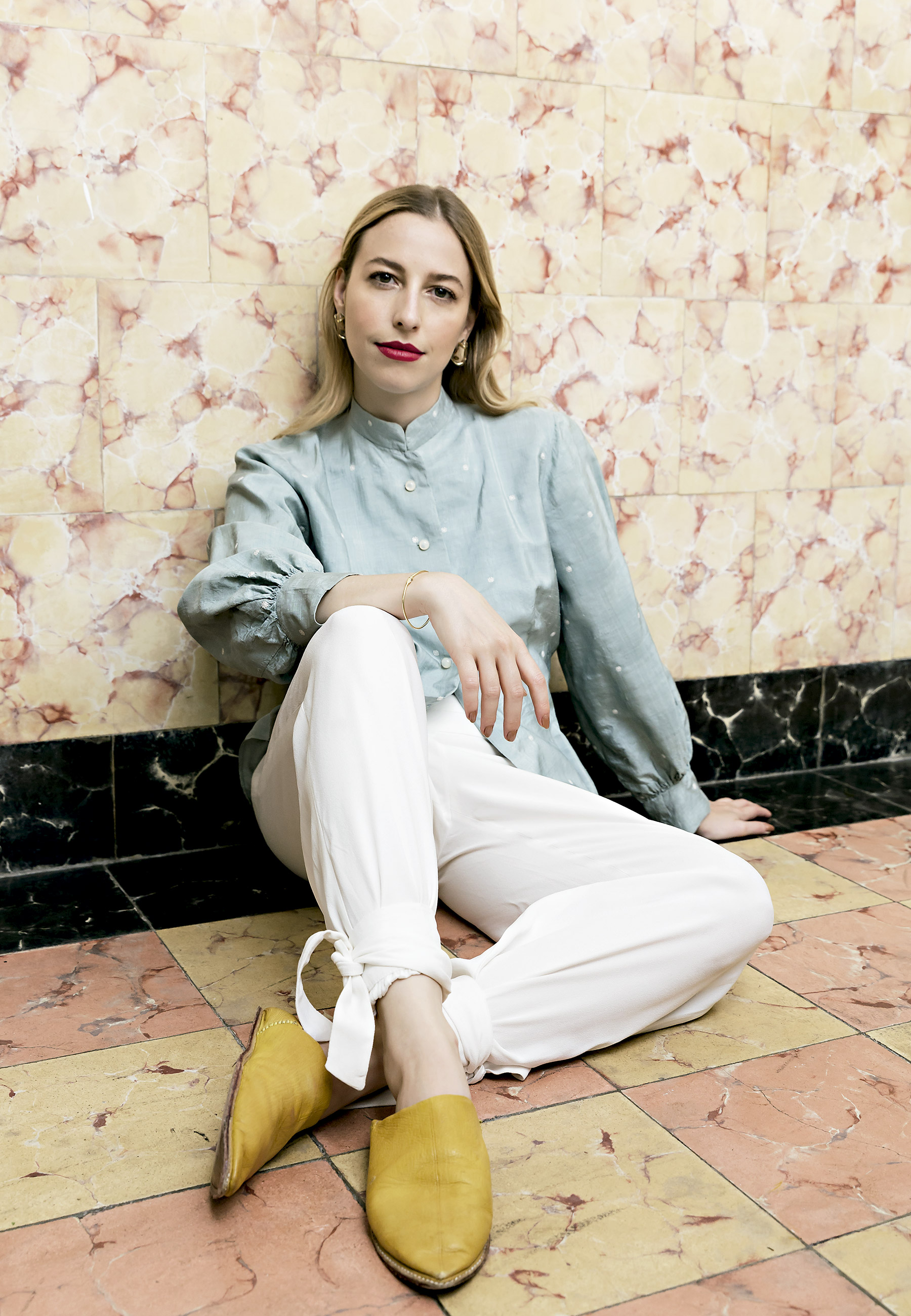 Stephanie usa camisa vintage Fat Face Cat, calça Luciana Issa e babouche marroquina de seu acervo - Foto: Vinicius Postiglione, com edição de moda de Rodrigo Yaegashi