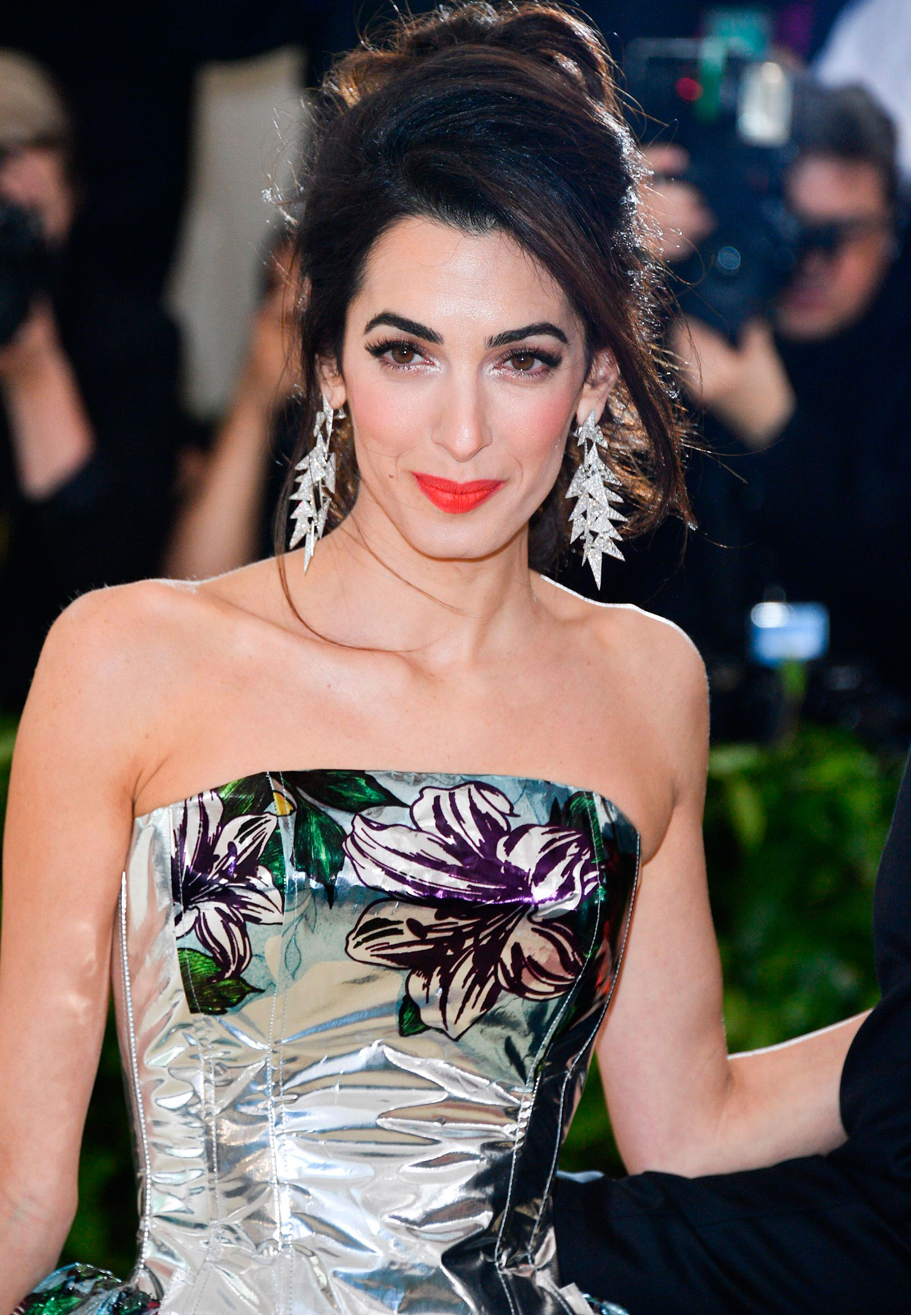 Amal Clooney com brincos Loraine Schawartz - Foto: Reprodução/Bazaar US