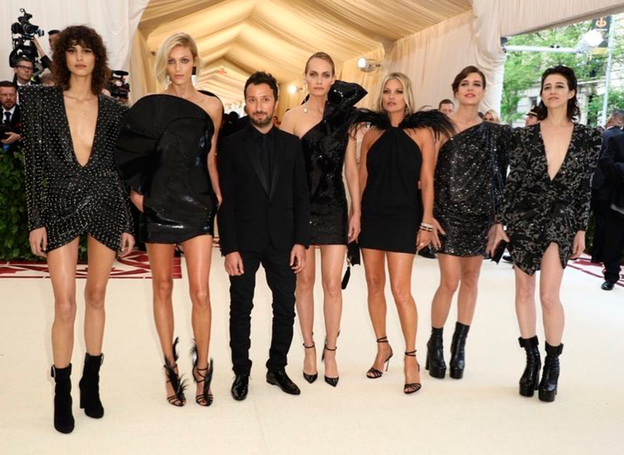 Anthony Vaccarello com suas musas, que vestes Saint Laurent - Foto: Reprodução/Instagram