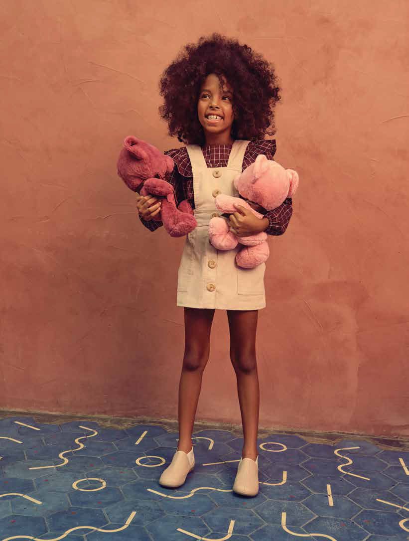 Yasmim de jardineira de veludo, R$ 230, vestido usado como blusa, R$ 27 - Foto: Thais Vandanezi, edição de moda Carol Ambrosio e beleza Anderson Honorato