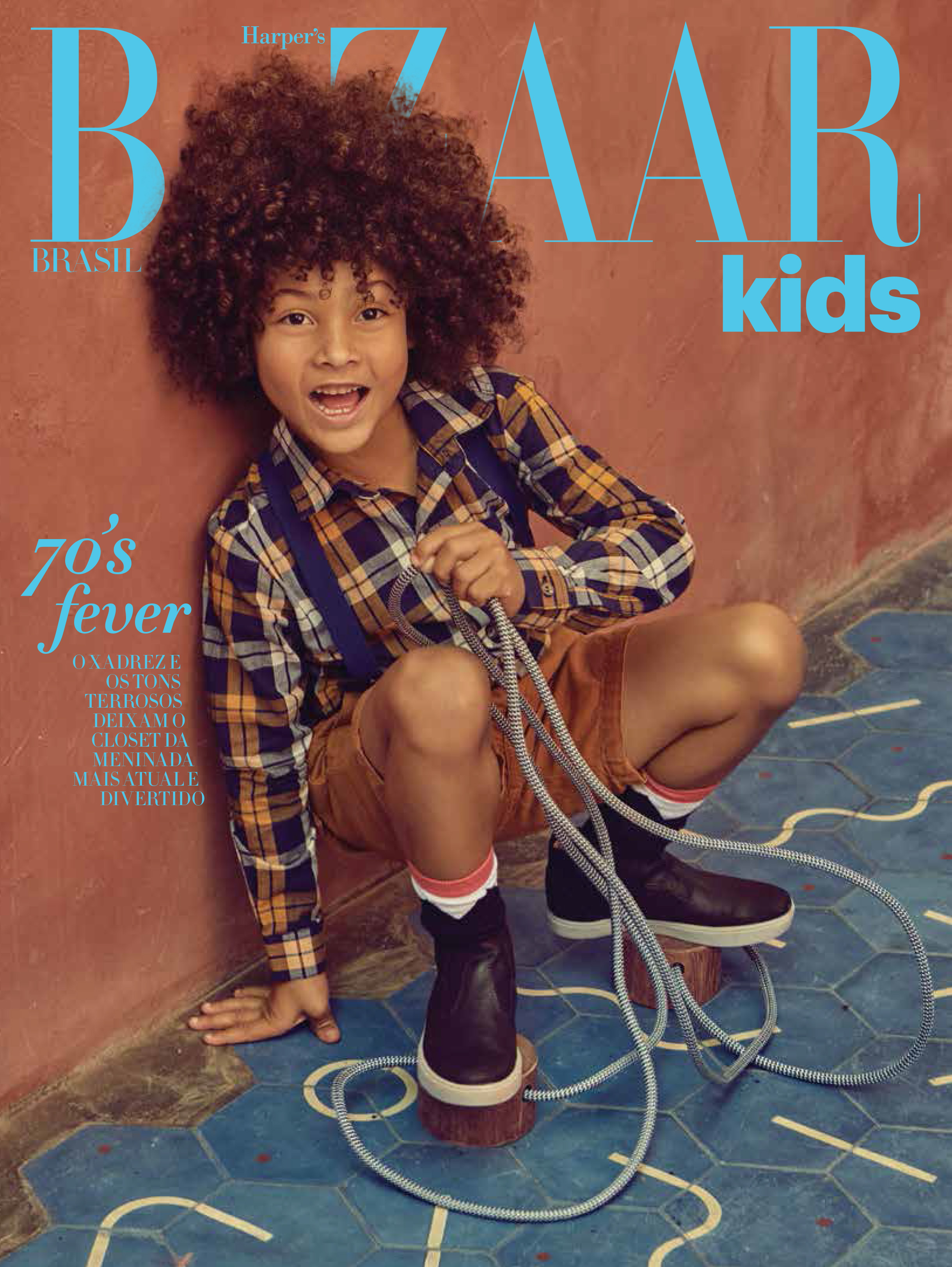 O modelo Johnatan veste camisa, R$ 100, Hering Kids, bermuda, R$ 170, Tyrol, suspensório, R$ 80, Minha Avó Tinha, meias, R$ 15, Cantarola, tênis, R$ 220, Tyrol e pé de toco (brinquedo), R$ 69, Oficina do Vovoio - Foto: Thais Vandanezi, edição de moda Carol Ambrosio e beleza Anderson Honorato