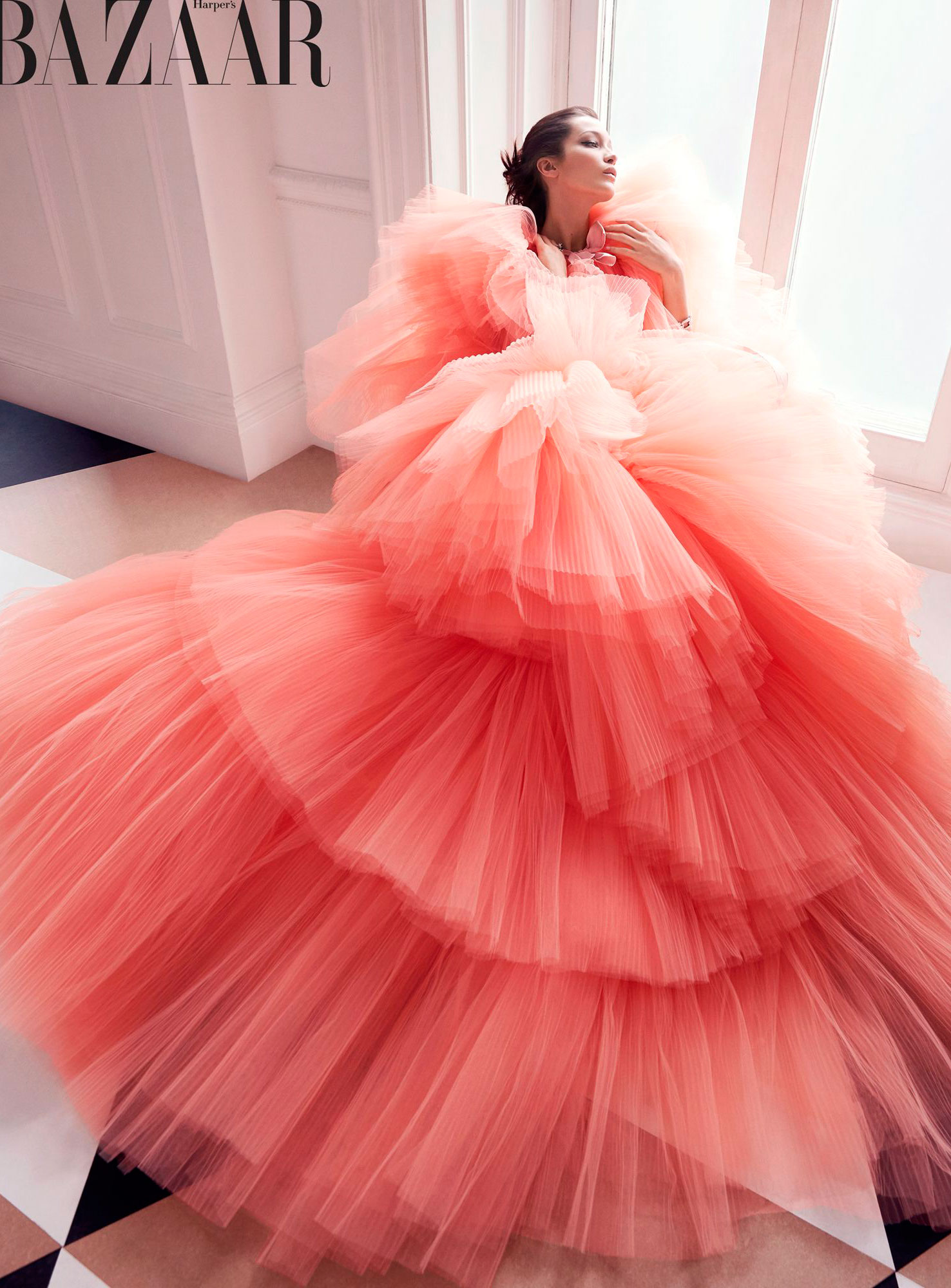 Bella Hadid é capa e recheio da edição de junho/julho da Harper's Bazaar norte-americana - Foto: Divulgação