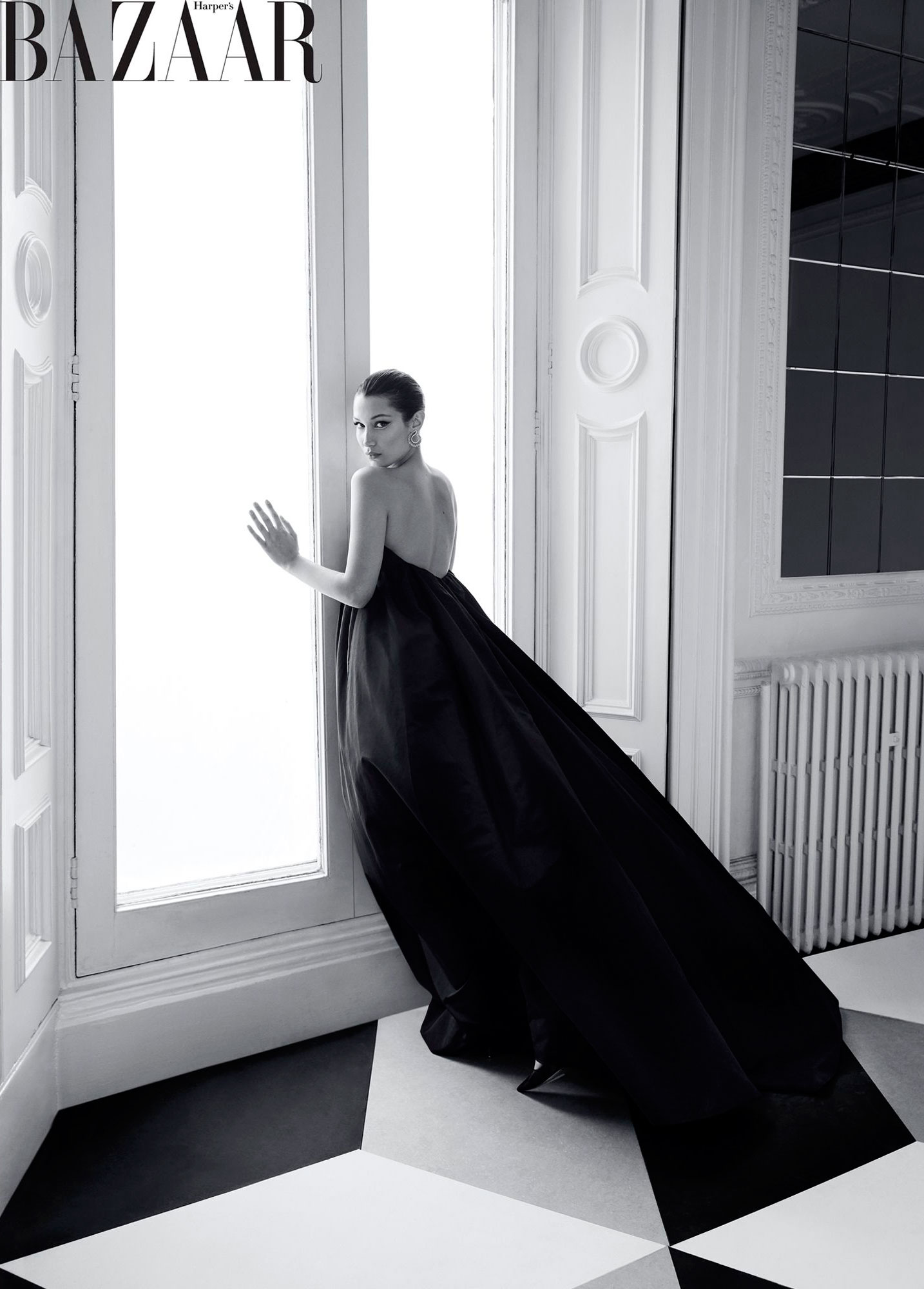 Bella Hadid é capa e recheio da edição de junho/julho da Harper's Bazaar norte-americana - Foto: Divulgação