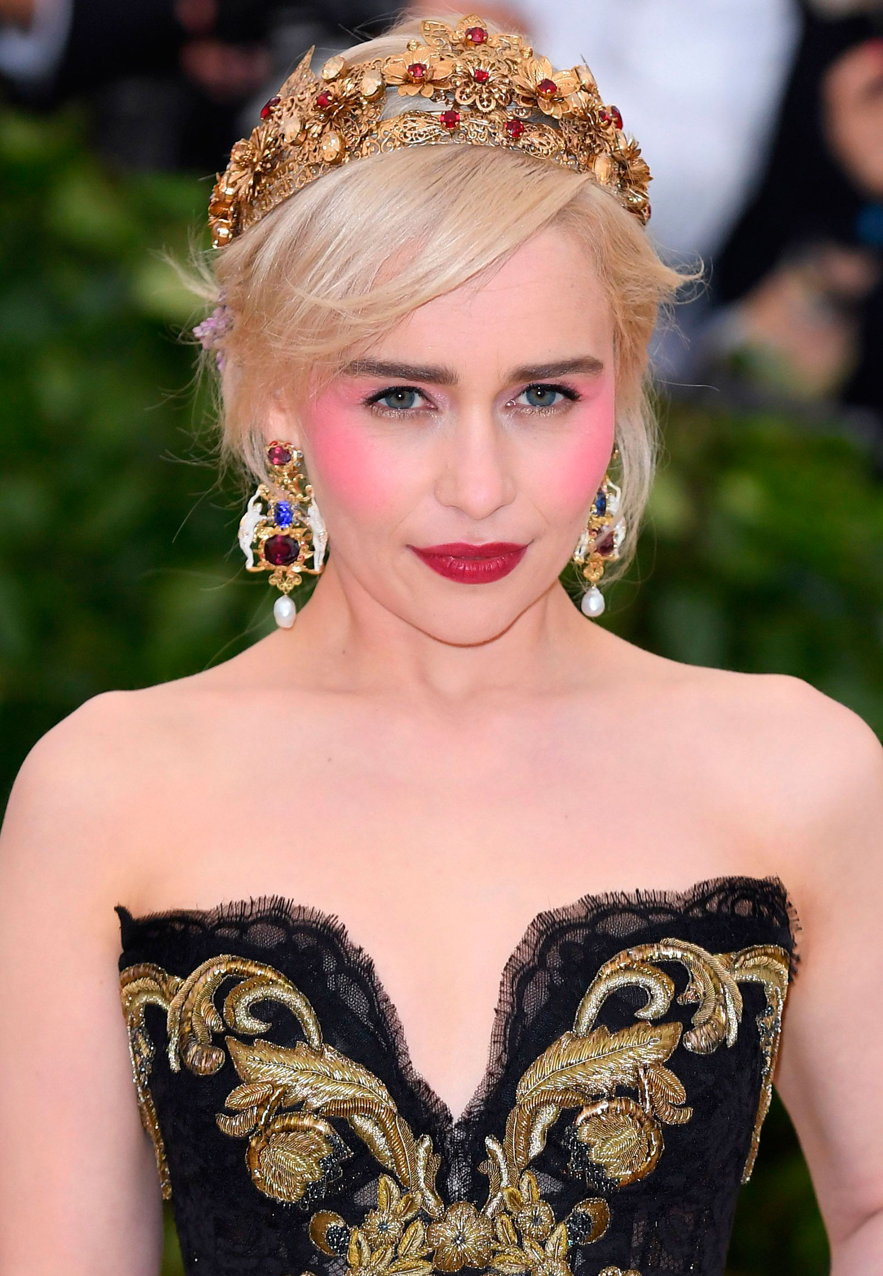 Emilia Clarke com brincos Dolce & Gabbana - Foto: Reprodução/Bazaar US