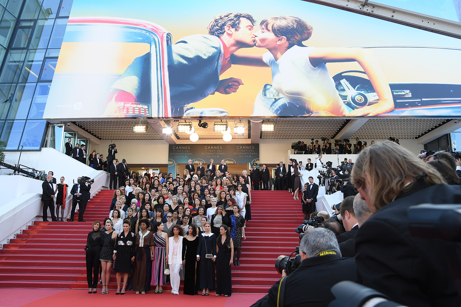 Artistas na escadaria do prédio que é sede do festival de cinema de Cannes - Foto: Getty Images
