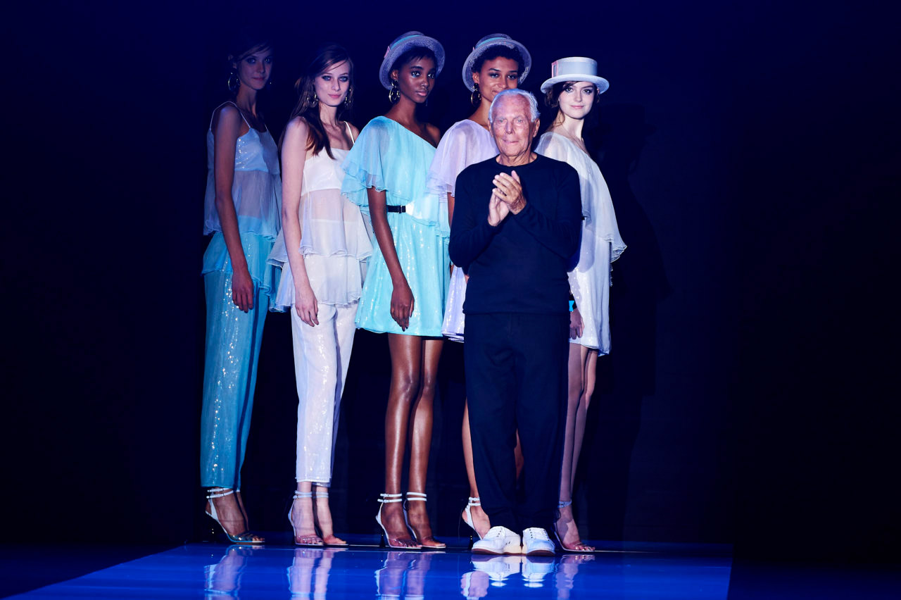 Giorgio Armani ao final do desfile da Emporio Armani de verão 2018 - Foto: Getty Images