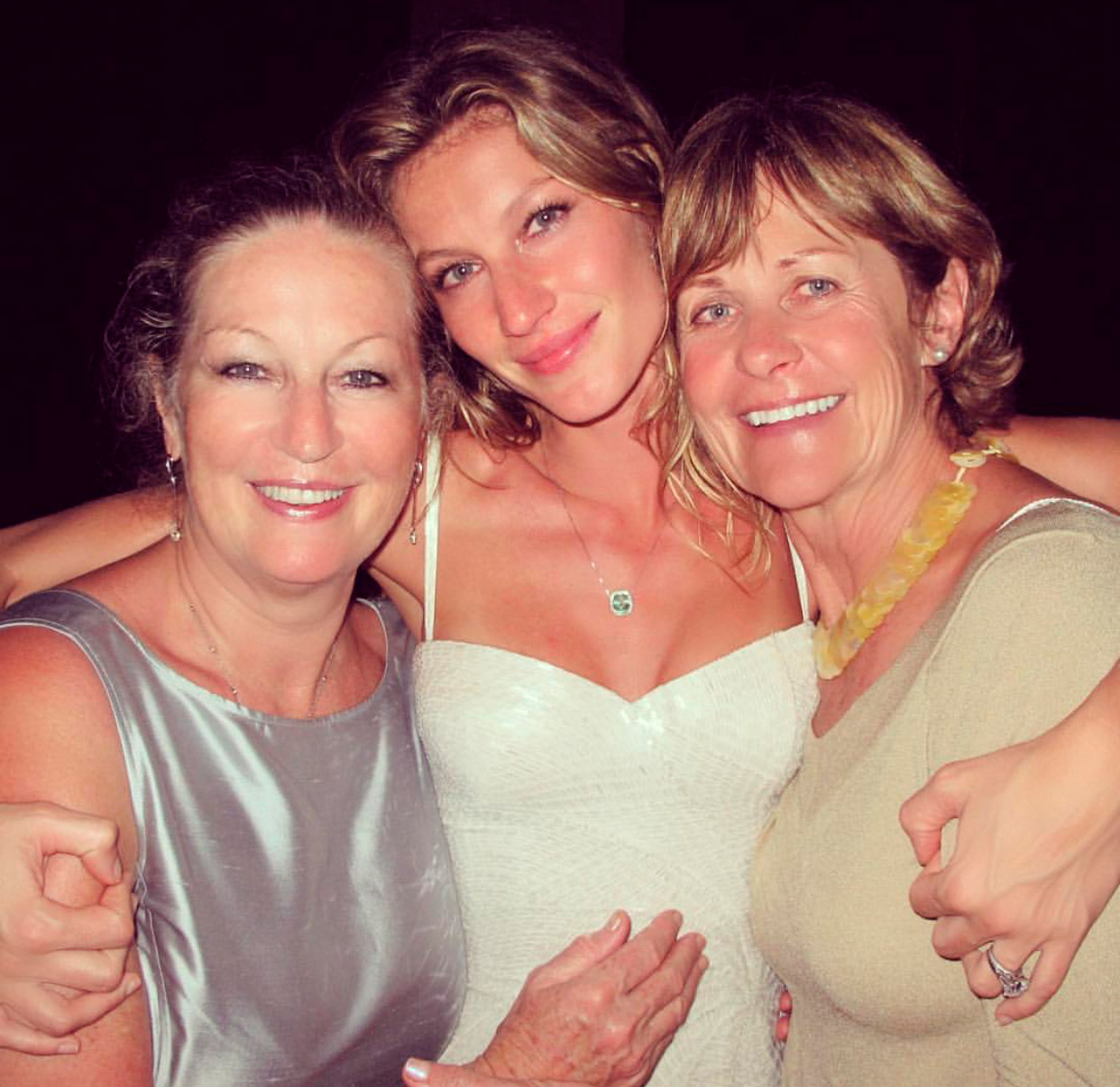 Gisele Bündchen: "Feliz dia das mães para todas as mães, especialmente para essas duas incríveis, fortes e amáveis mães. Vocês me inspiram muito! " (com a mãe Vânia Nonnenmacher  e a sogra Galynn) - Foto: Reprodução/Instagram