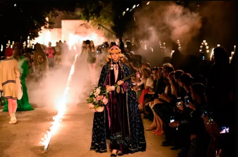 O cenário gótico do desfile cruise 2019 da Gucci - Foto: Reprodução/Instagram