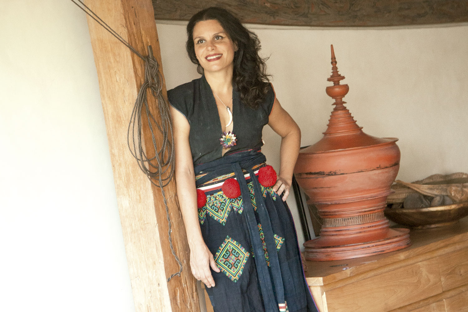 Joanna em casa, vestindo peças que garimpou no Laos - Foto: Arquivo Pessoal