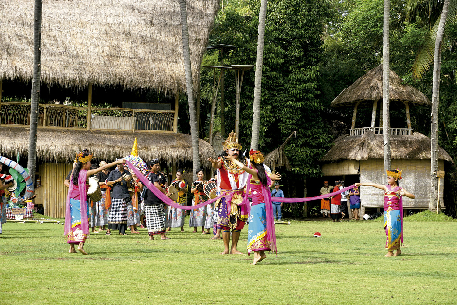 Dança típica balinesa na véspera do Ano Novo na Green School - Foto: Arquivo Pessoal