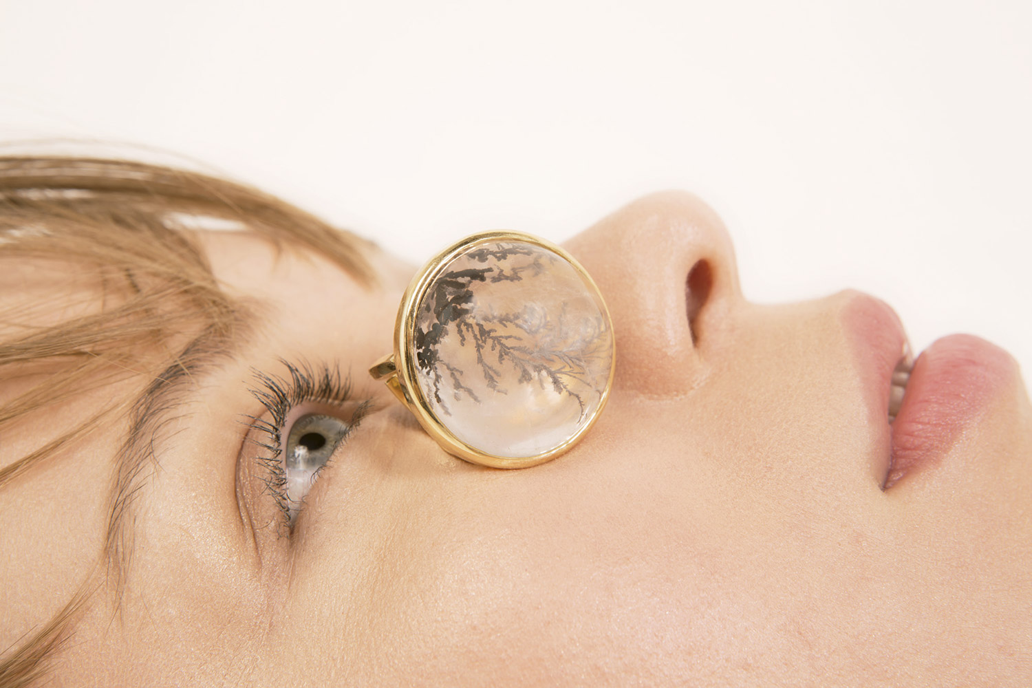 Anel Lunar - Foto: Caio Ramalho, com edição de moda de Rodrigo Yaegashi e beleza de Ziel Moura 