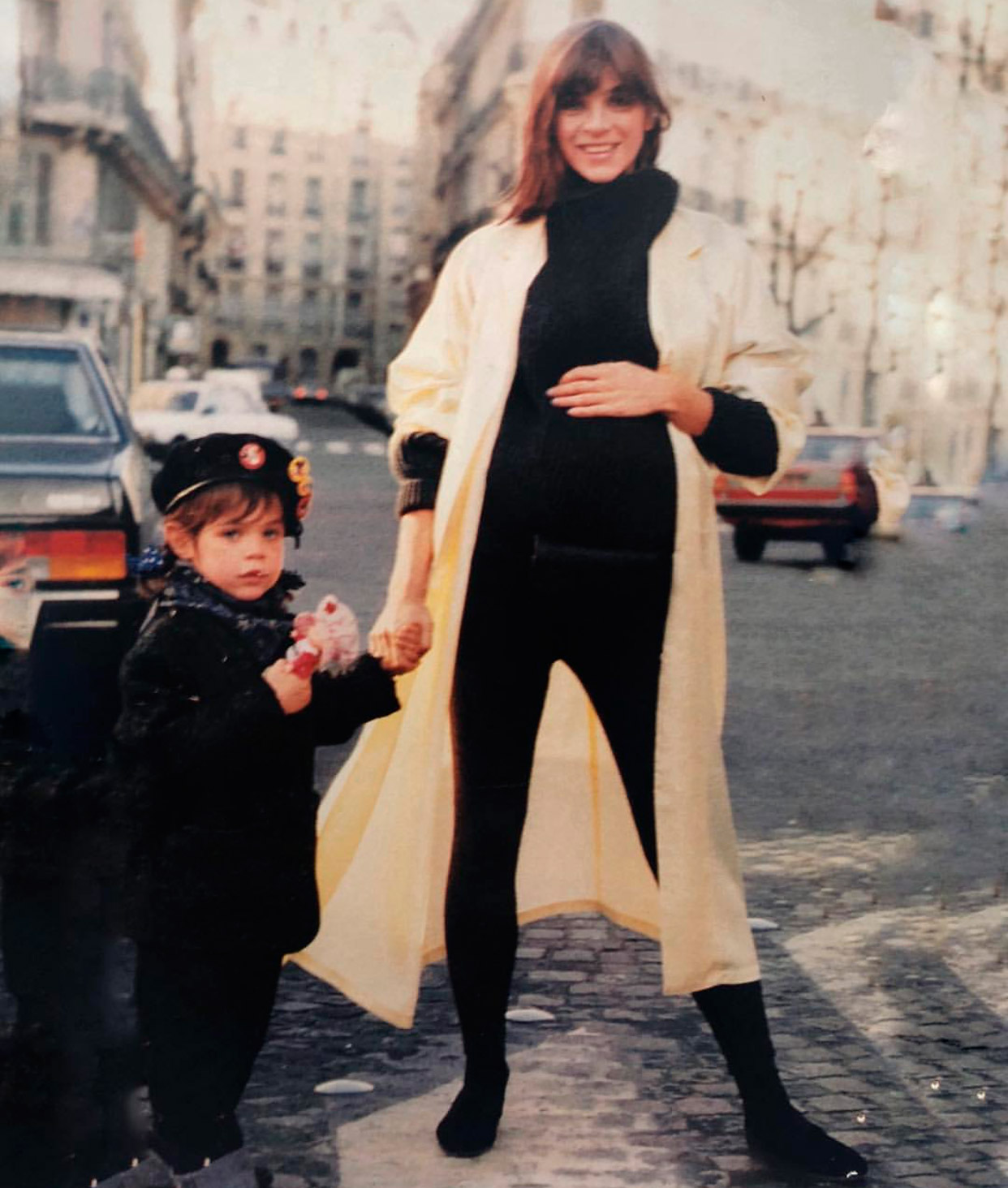 Julia Roitfeld: "Feliz Dia das Mães para a mãe mais devota que conheço: te amo, @carineroitfeld"
