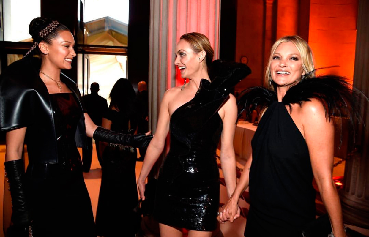 Kate Moss sorrindo! A britânica com Amber Valletta e Bella Hadid - Foto: Reprodução/Instagram