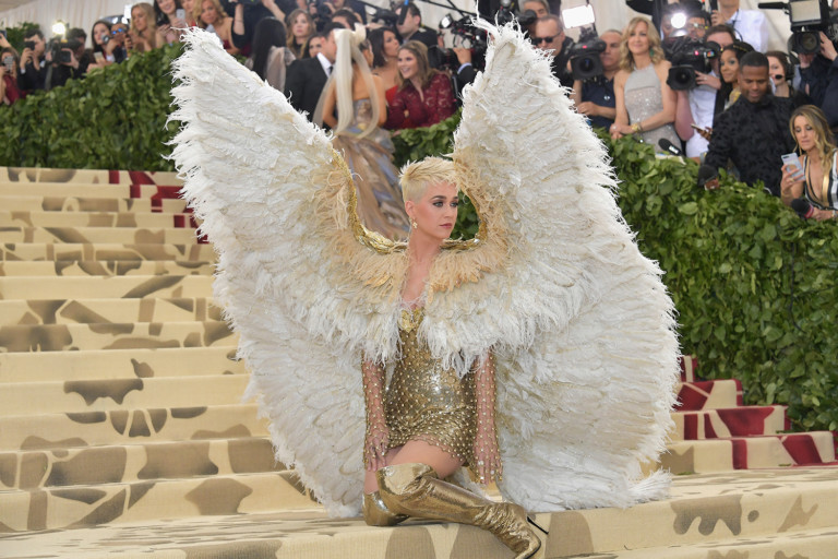 Katy Perry de Versace - Foto: Getty Images