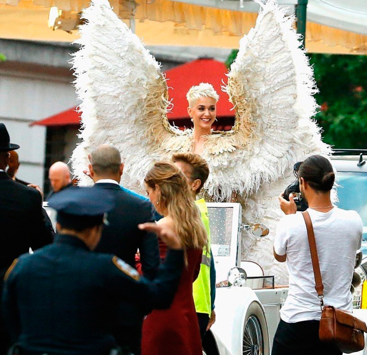 Katy Perry chegando de carro conversível - Foto: Reprodução/Instagram