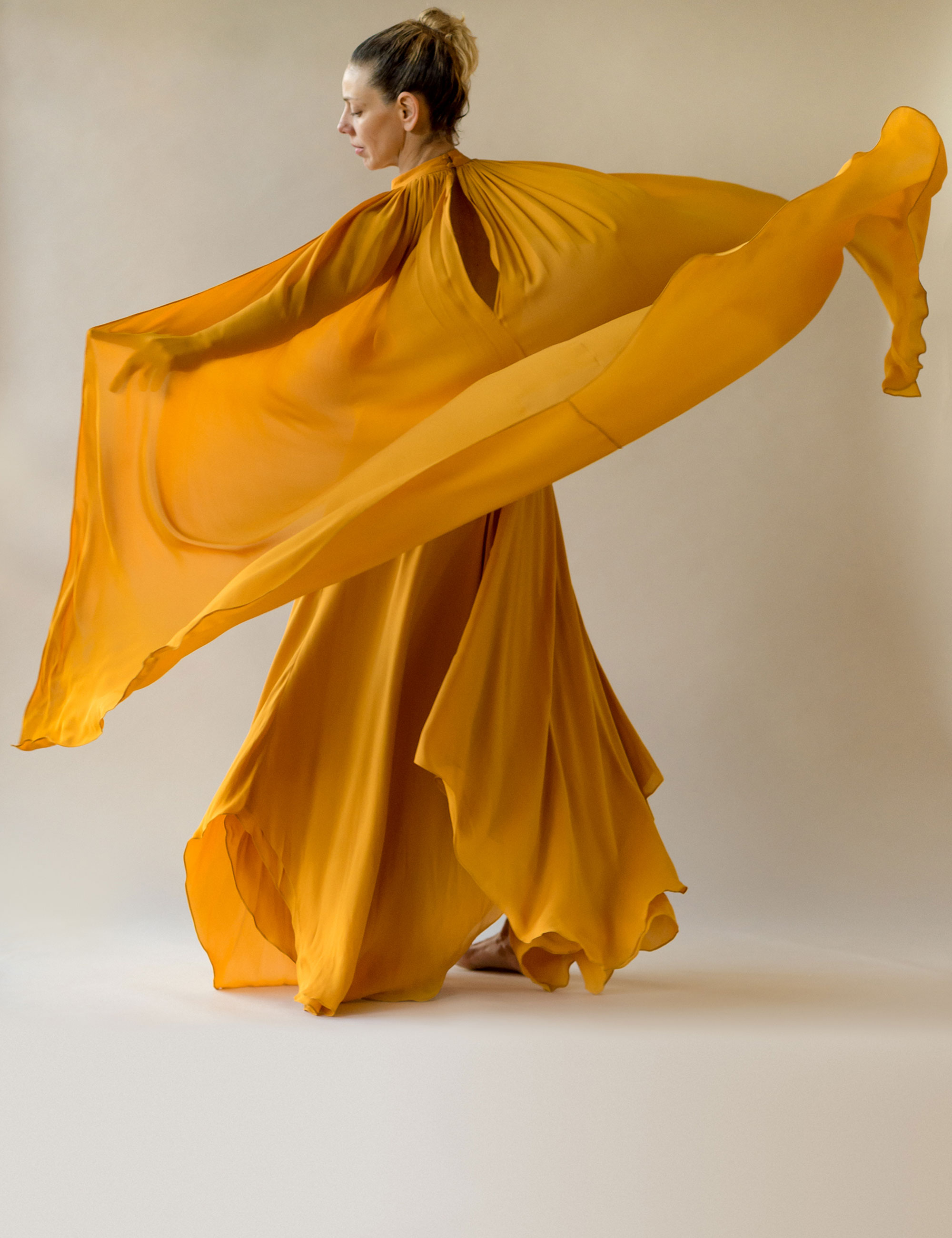 Kênia Genaro usa vestido Cris Barros - Foto: Pedro Pedreira, com styling de Rafaela Spinniella. Agradecimento: Estúdio Anacã