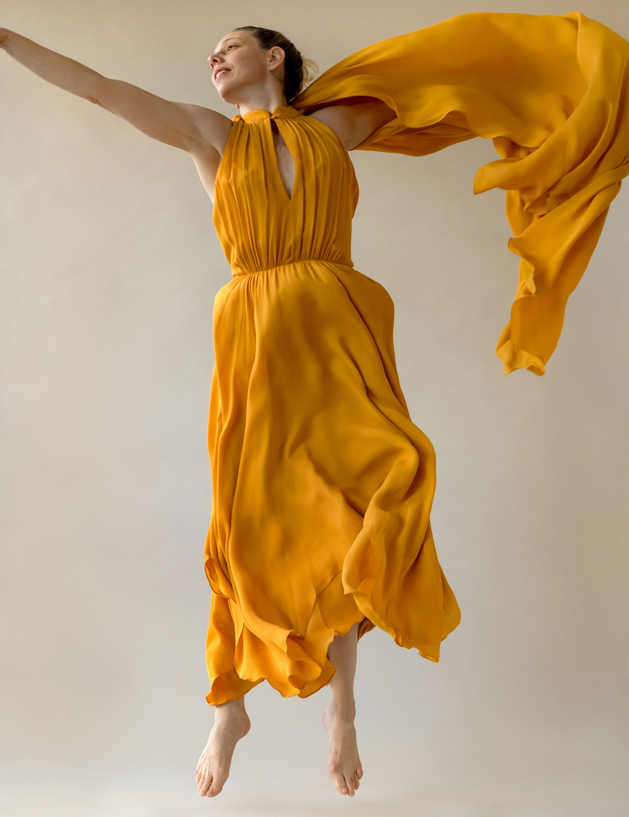 Kênia Genaro usa vestido Cris Barros - Foto: Pedro Pedreira, com styling de Rafaela Spinniella. Agradecimento: Estúdio Anacã