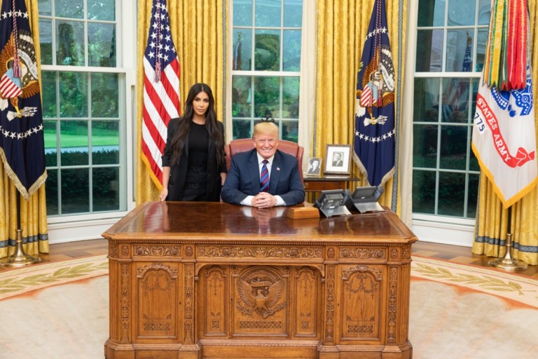 Kim Kardashian ao lado de Donald Trump - Foto: Reprodução