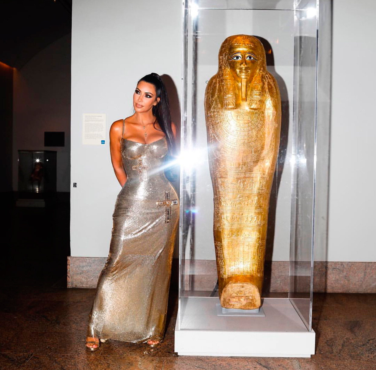 Kim Kardashian e a múmia do MET - Foto: Reprodução/Instagram