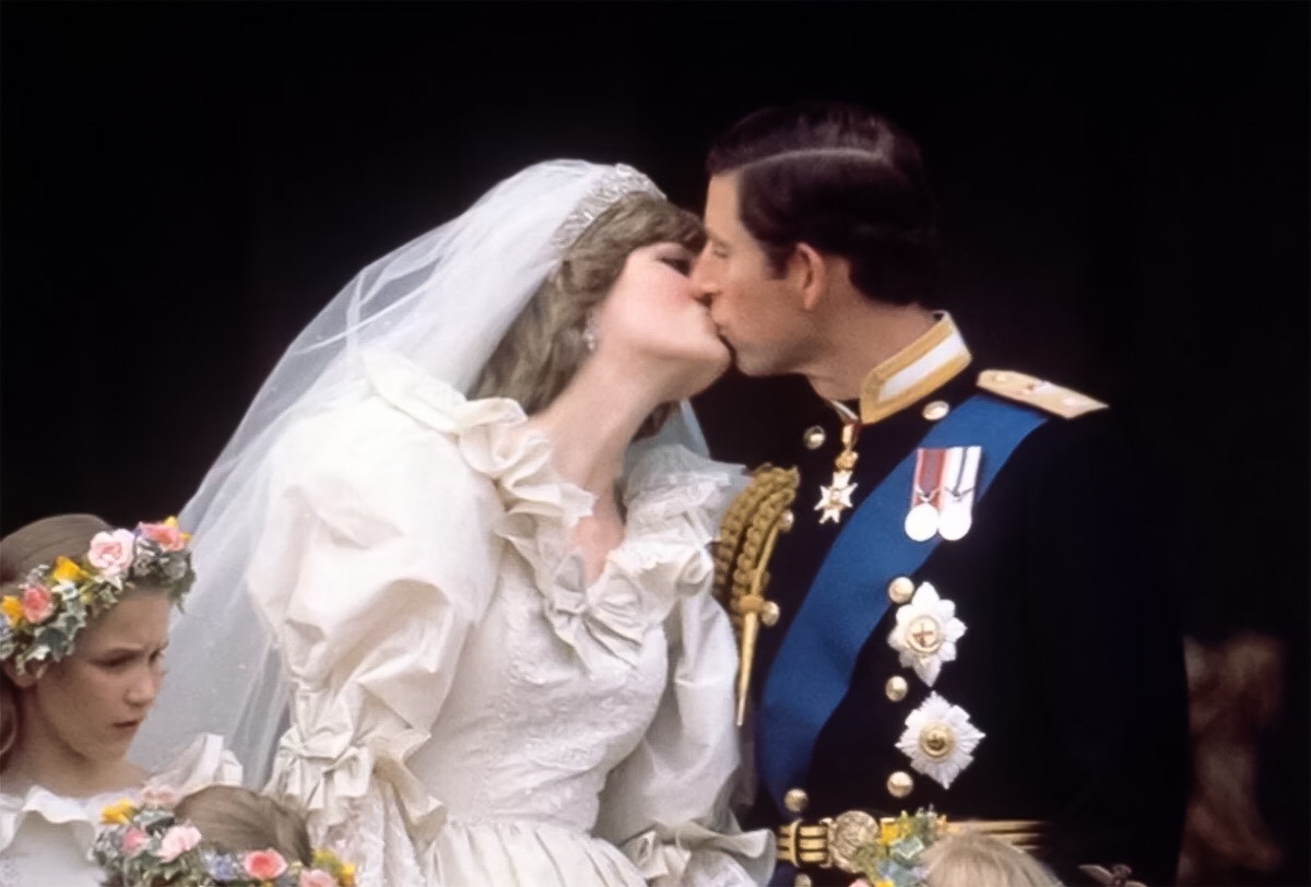 Beijo de casamento de Lady Di e príncipe Charles, na varando do Palácio de Buckingham