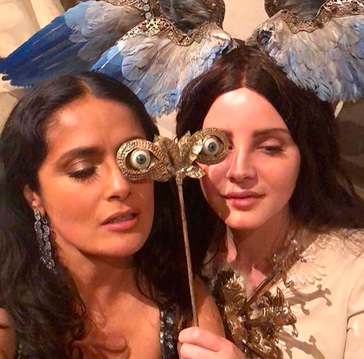 Lana Del Rey e Salma Hayek brincam com o acessório inusitado da Gucci - Foto: Reprodução/Instagram