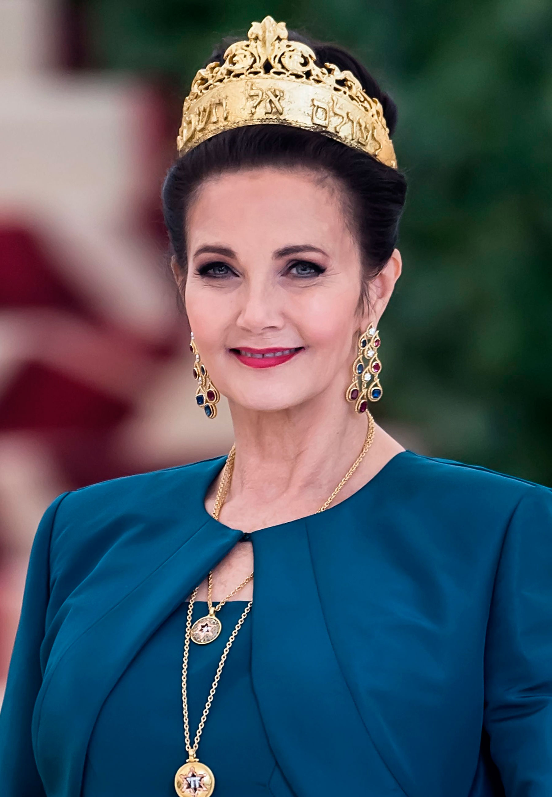 Lynda Carter com brincos de acervo pessoal - Foto: Reprodução/Bazaar US