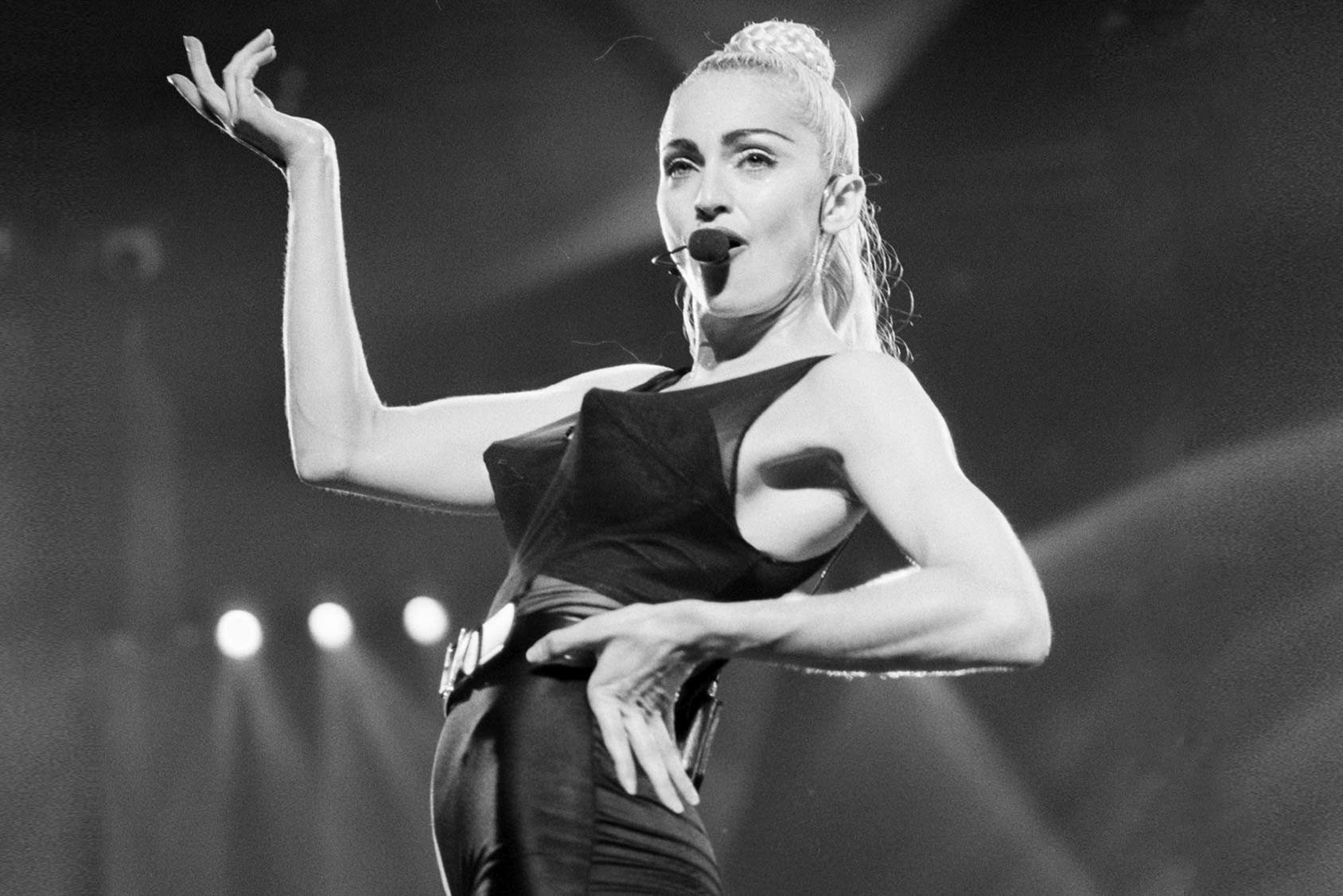 Madonna com figurino de Jean Paul Gaultier, nos anos 1990 - Foto: Divulgação
