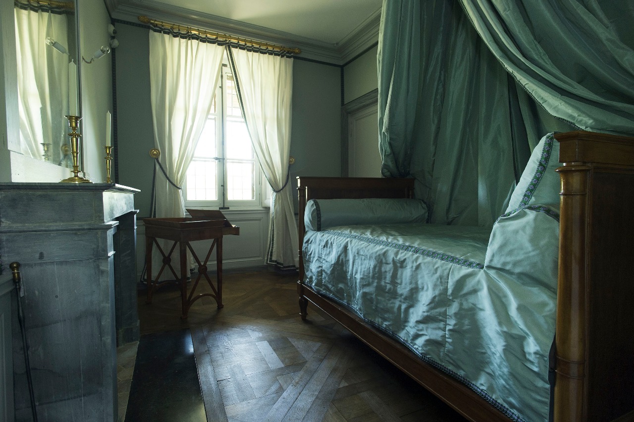Um dos dormitórios da Maison de la Reine, no Palácio de Versalhes, França. Foto: Foto: Reprodução/wwd.com