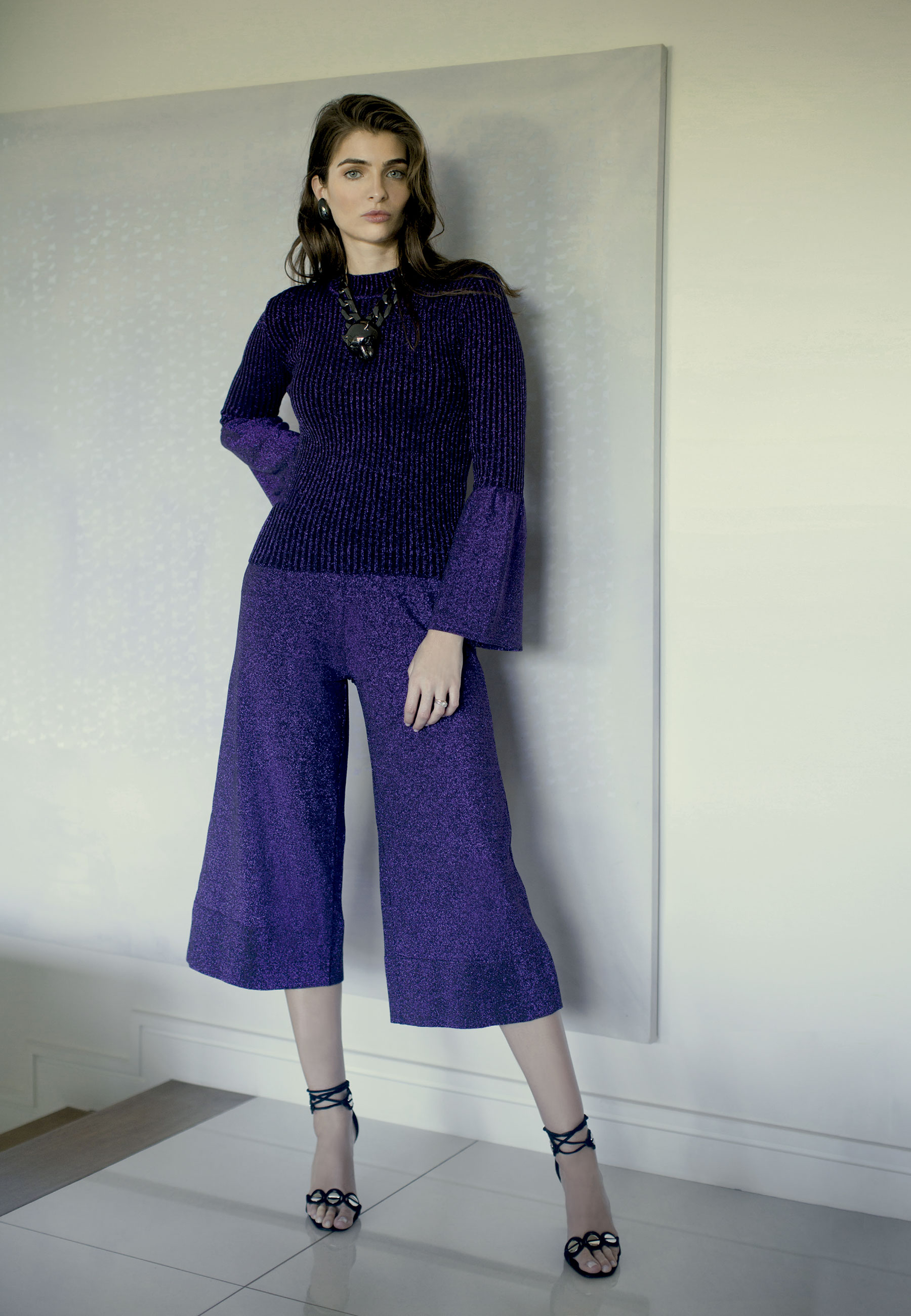 Maria Frering usa macacão pantacourt com acessórios vintage Yves Saint Laurent - Foto: Vicente de Paulo