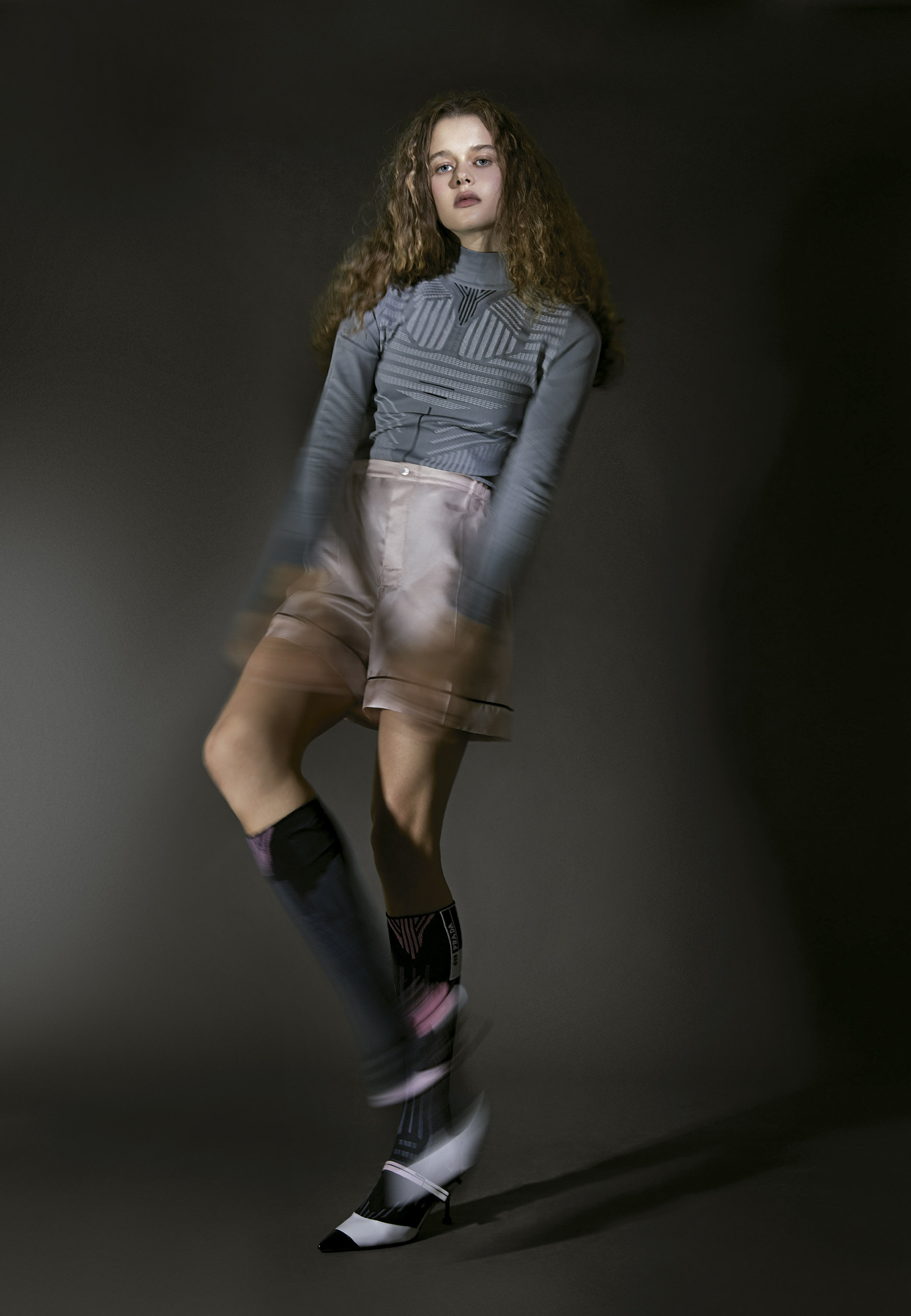 A modelo Natalia Machado usa blusa, R$ 3.520; shorts de seda, R$ 3.010; meias e escarpins, R$ 3.540, Prada. Na - Foto: Caroline Curti, com edição de moda de Rodrigo Yaegashi, beleza de Suyane Abreu e tratamento de imagem da Re.Toque. Agradecimentos: LAB Duda Molinos