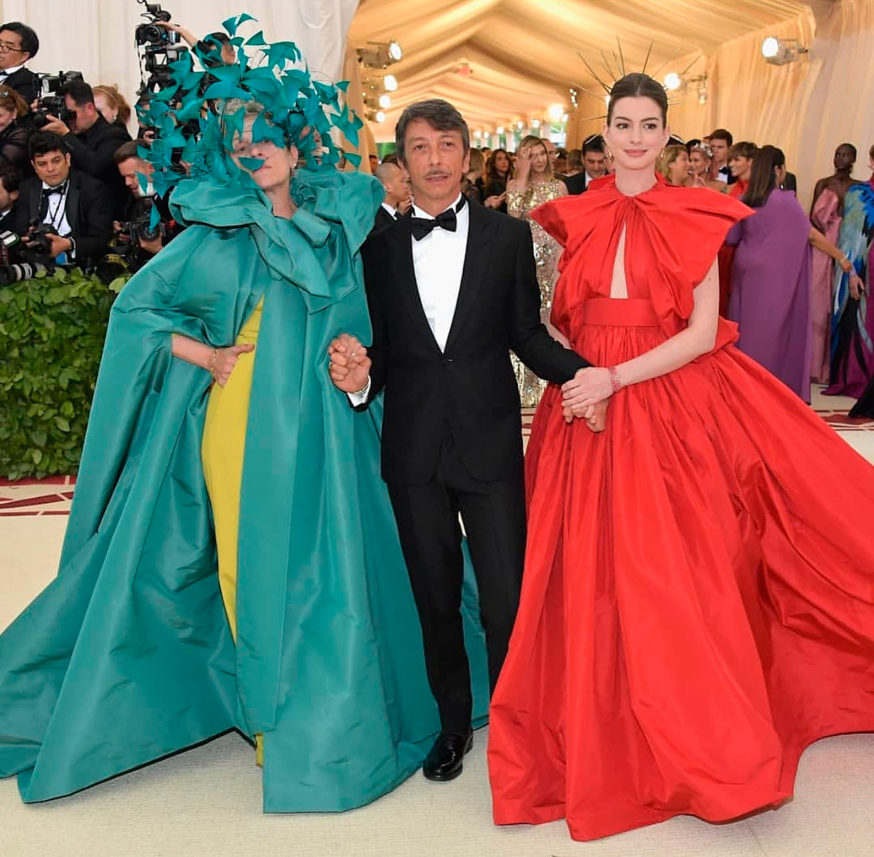 Pierpaolo Piccioli com Frances McDormand e Anne Hathaway, ambas de Valentino - Reprodução/Instagram