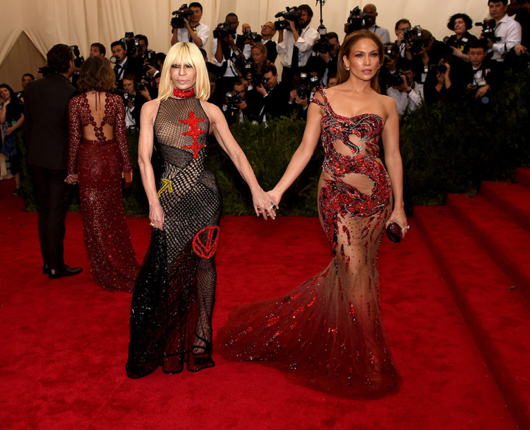 Donatella Versace e Jennifer Lopez na edição de 2015 do Met Gala - Foto: Getty Images